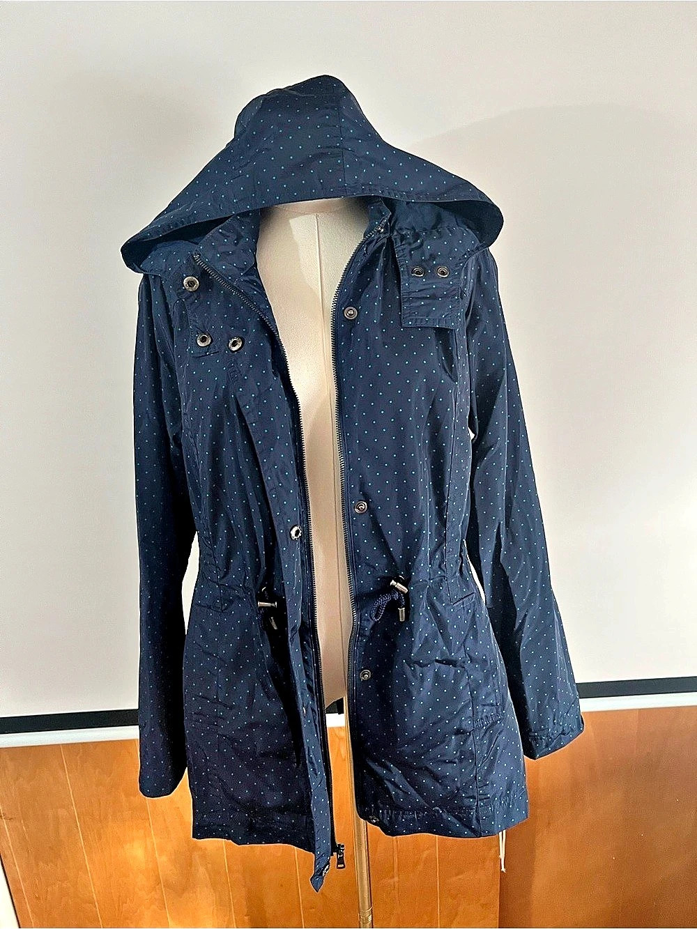 Merona Polka Dot Water-Resistant Jacket in Blue with Green Polka Dots Size Mediu